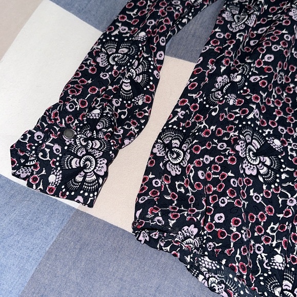 Loft Brand Long Sleeve Floral Shirt Size Small
Great Condition - Picture 3 of 9
